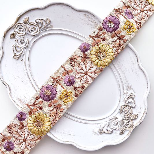 670 【 幅：3.5cm 】 インド刺繍リボン　クリーム　布地　イエロー　パープル　ホワイト