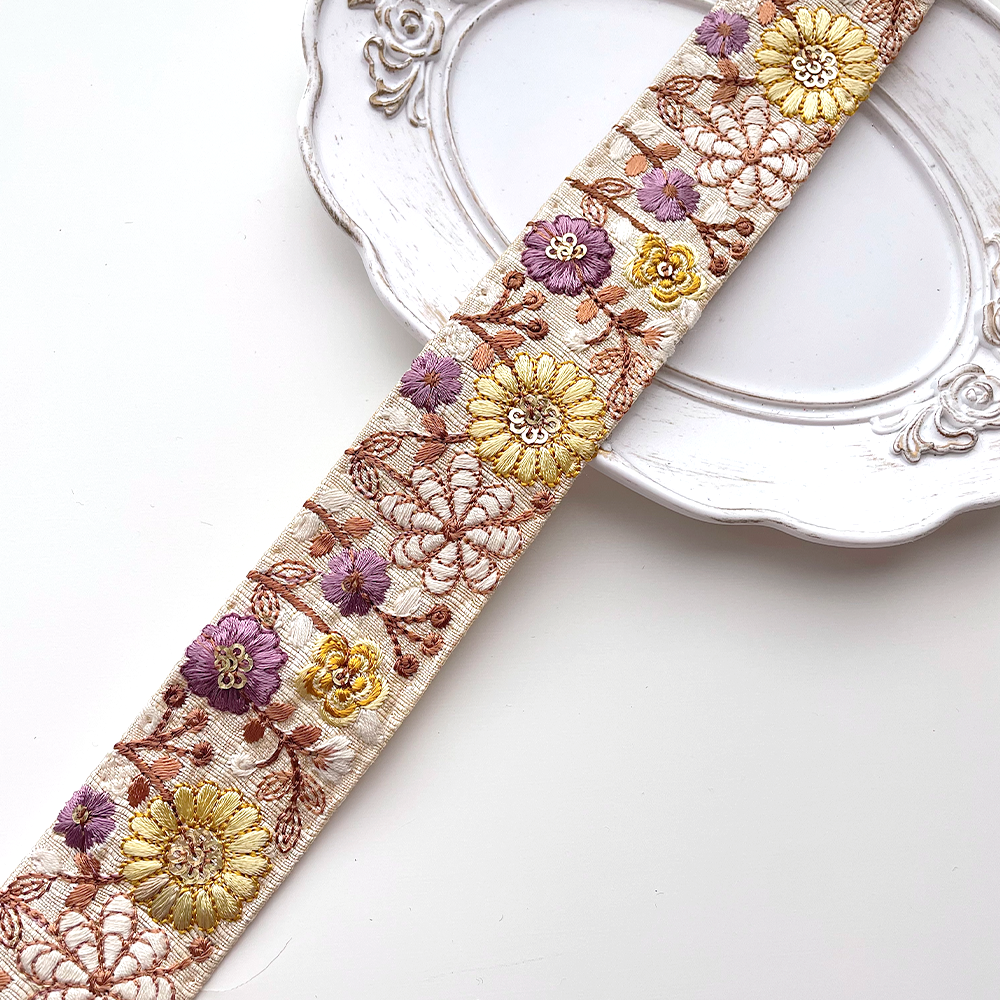 670 【 幅：3.5cm 】 インド刺繍リボン　クリーム　布地　イエロー　パープル　ホワイト