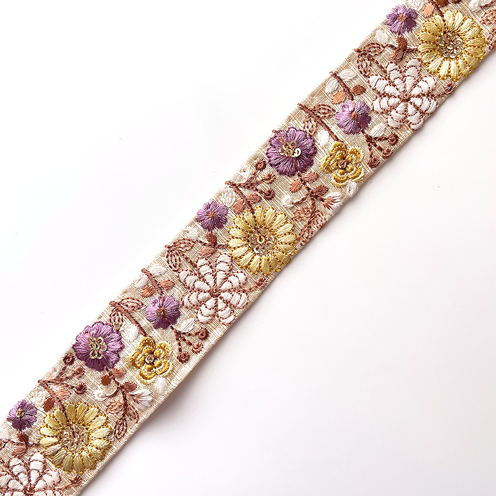 670 【 幅：3.5cm 】 インド刺繍リボン　クリーム　布地　イエロー　パープル　ホワイト