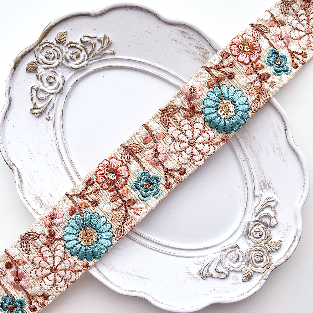 671 【 幅：3.5cm 】 インド刺繍リボン　クリーム　布地　ブルー　ピンク　ホワイト