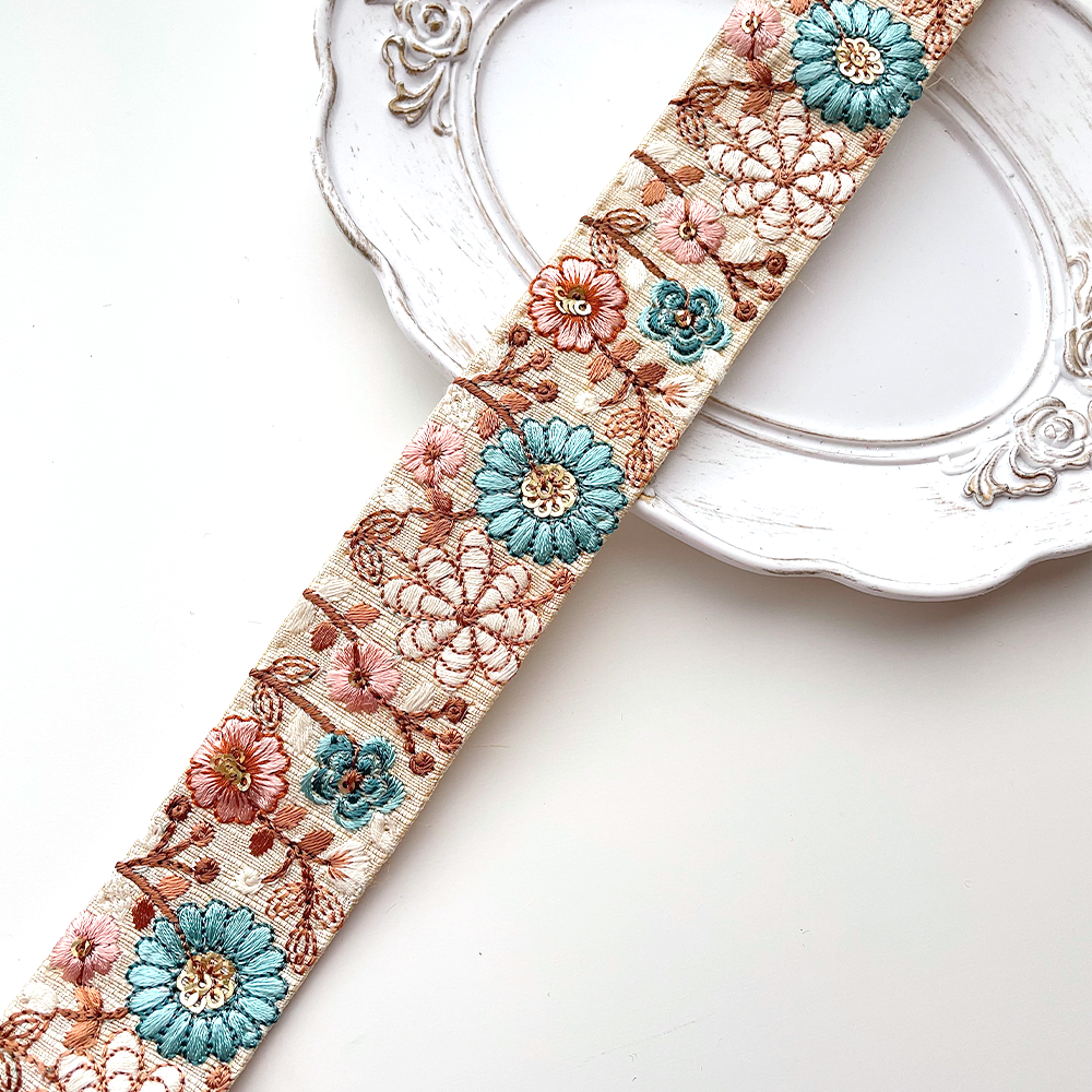671 【 幅：3.5cm 】 インド刺繍リボン　クリーム　布地　ブルー　ピンク　ホワイト