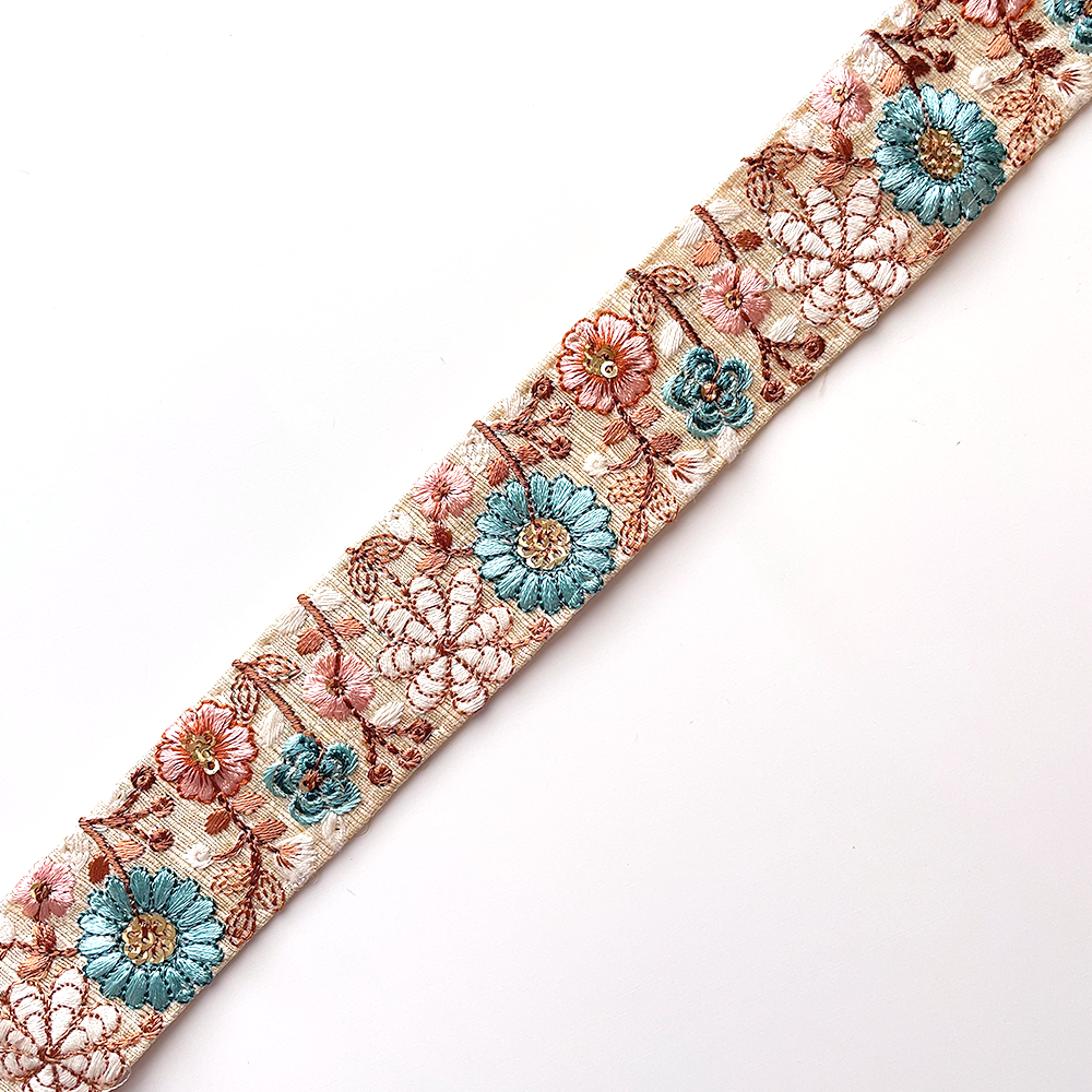 671 【 幅：3.5cm 】 インド刺繍リボン　クリーム　布地　ブルー　ピンク　ホワイト