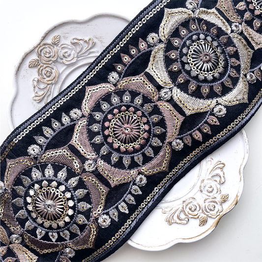 672 【 幅：10cm 】 インド刺繍リボン　ブラック　布地　ブルー　グレー