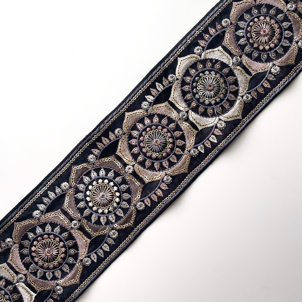 672 【 幅：10cm 】 インド刺繍リボン　ブラック　布地　ブルー　グレー