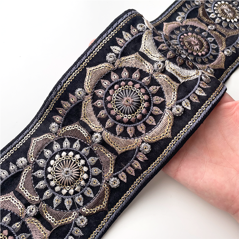 672 【 幅：10cm 】 インド刺繍リボン　ブラック　布地　ブルー　グレー