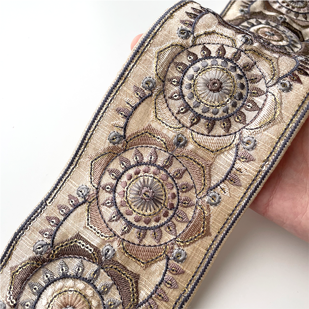 673 【 幅：10cm 】 インド刺繍リボン　クリーム　アイボリー　布地　ブルー　ブラウン
