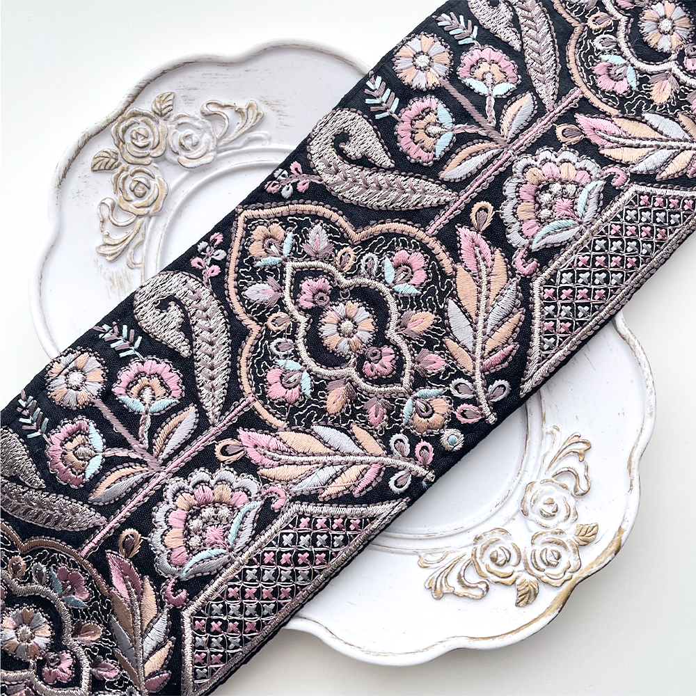 676 【 幅：8.5cm 】 インド刺繍リボン　ブラック　布地　ピンク　シルバー