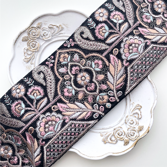 676 【 幅：8.5cm 】 インド刺繍リボン　ブラック　布地　ピンク　シルバー