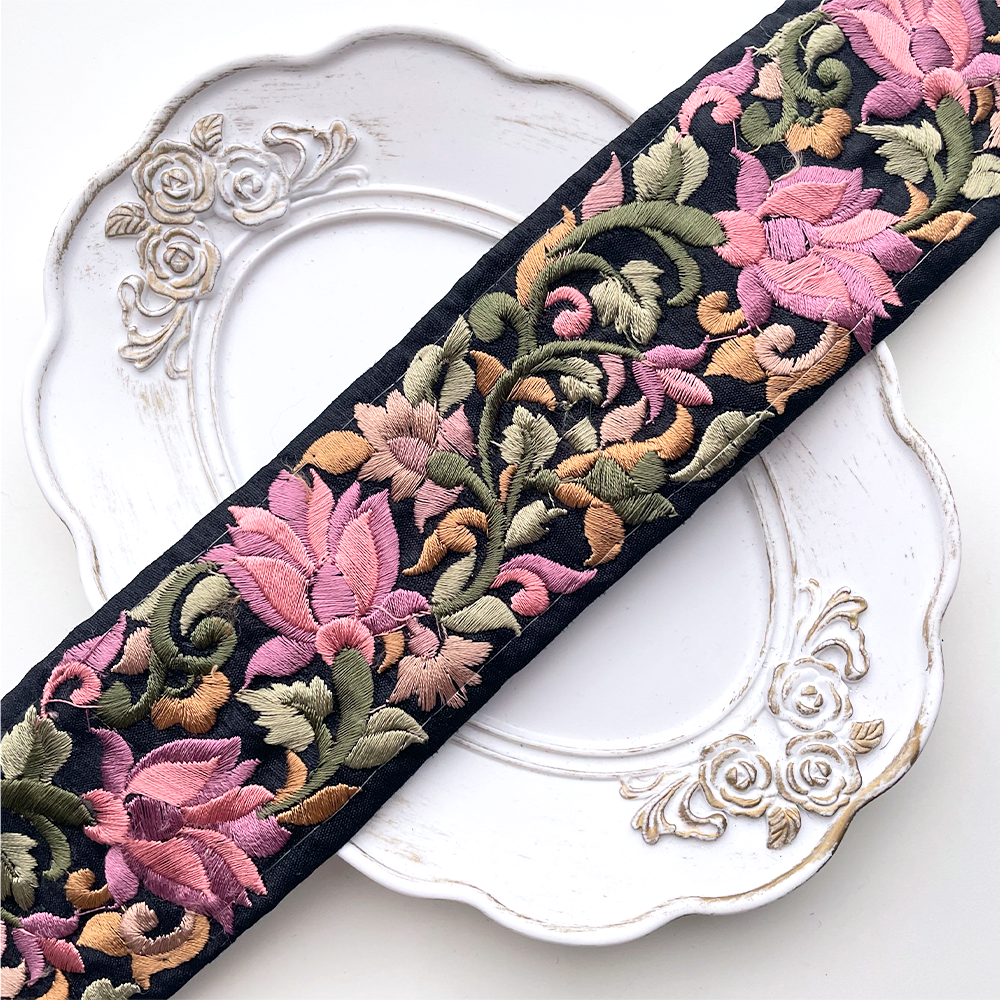 677 【 幅：5.5cm 】 インド刺繍リボン　ブラック　布地　ピンク　グリーン　ベージュ