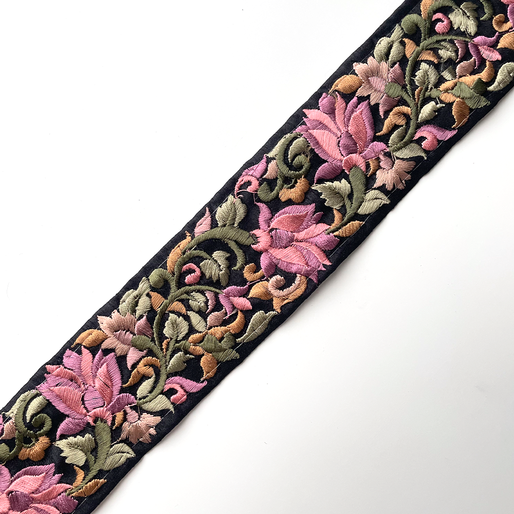 677 【 幅：5.5cm 】 インド刺繍リボン　ブラック　布地　ピンク　グリーン　ベージュ