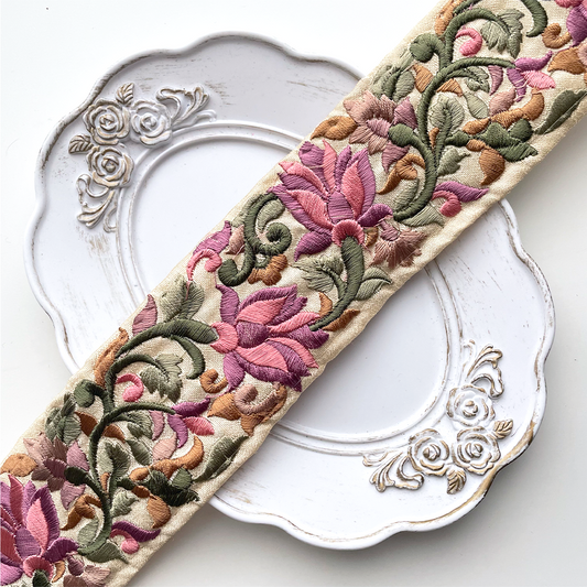 678 【 幅：5.5cm 】 インド刺繍リボン　アイボリー　ベージュ　布地　ピンク　グリーン