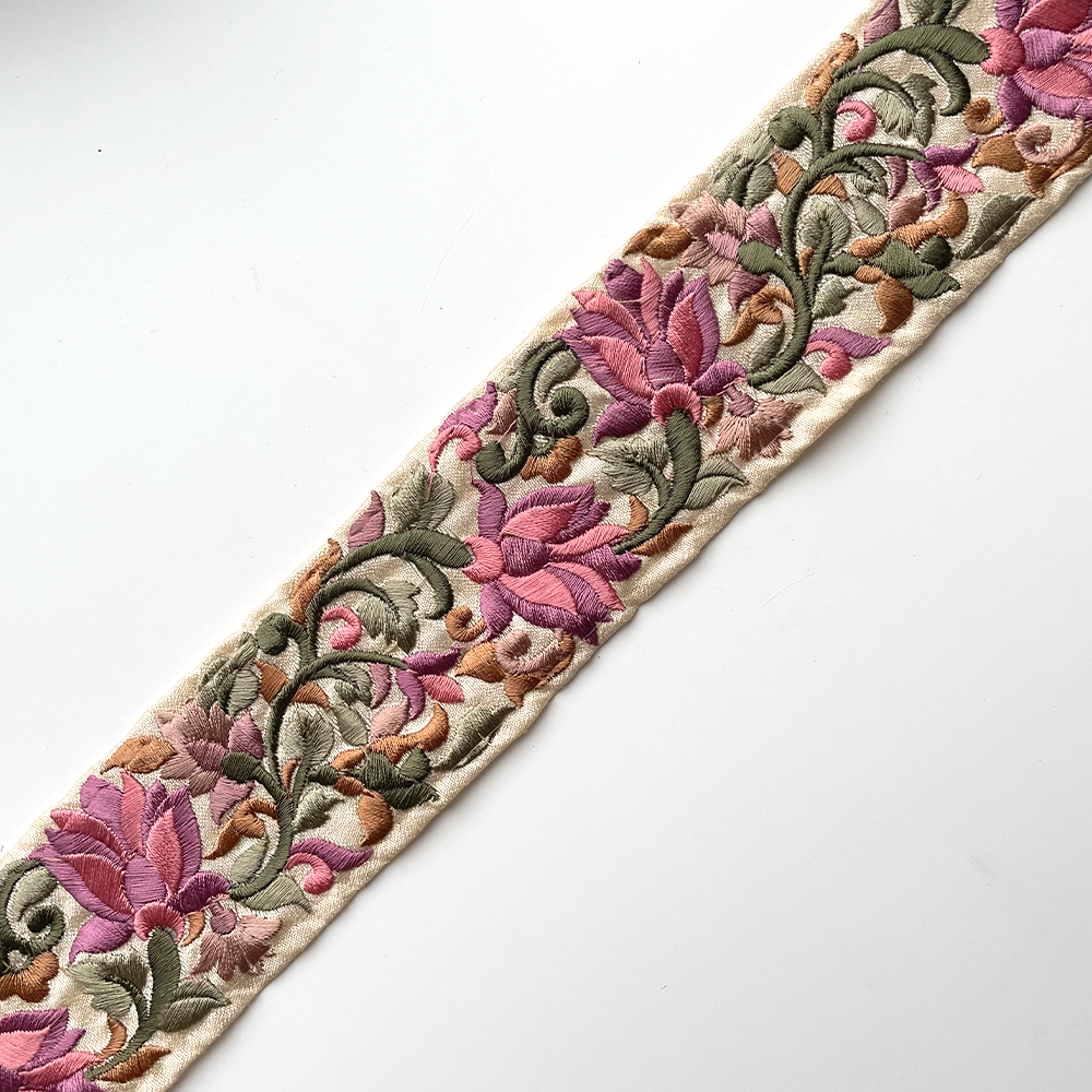 678 【 幅：5.5cm 】 インド刺繍リボン　アイボリー　ベージュ　布地　ピンク　グリーン