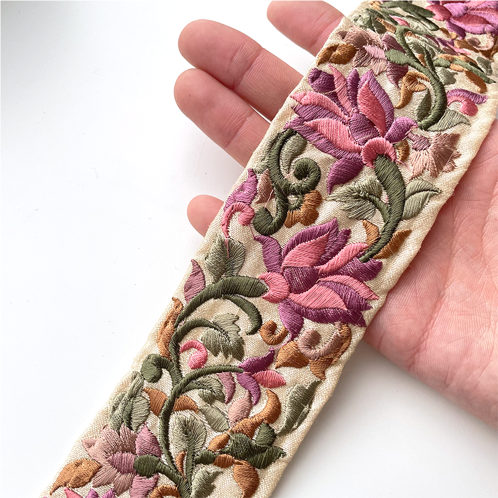 678 【 幅：5.5cm 】 インド刺繍リボン　アイボリー　ベージュ　布地　ピンク　グリーン