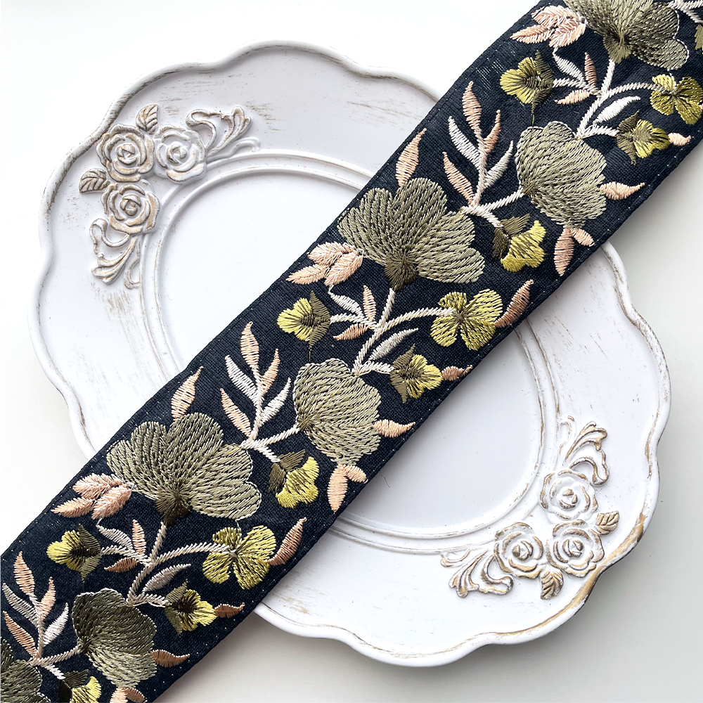 687 【 幅：5.5cm 】 インド刺繍リボン　ブラック　布地　ピンク　ホワイト　ベージュ