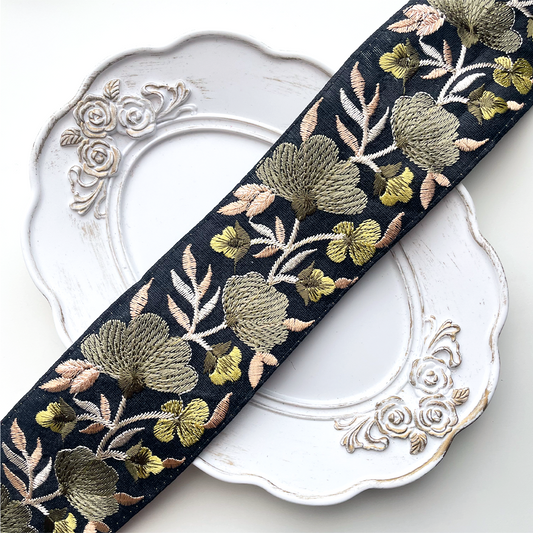 687 【 幅：5.5cm 】 インド刺繍リボン　ブラック　布地　ピンク　ホワイト　ベージュ
