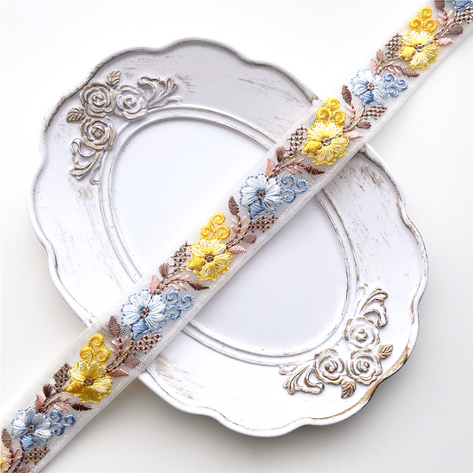 697 【 幅：2.5cm 】 インド刺繍リボン　ホワイト　チュール　ブルー　イエロー
