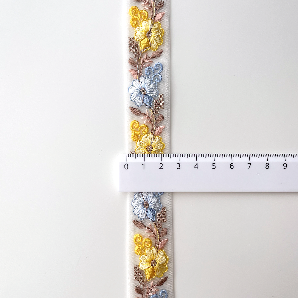 697 【 幅：2.5cm 】 インド刺繍リボン　ホワイト　チュール　ブルー　イエロー