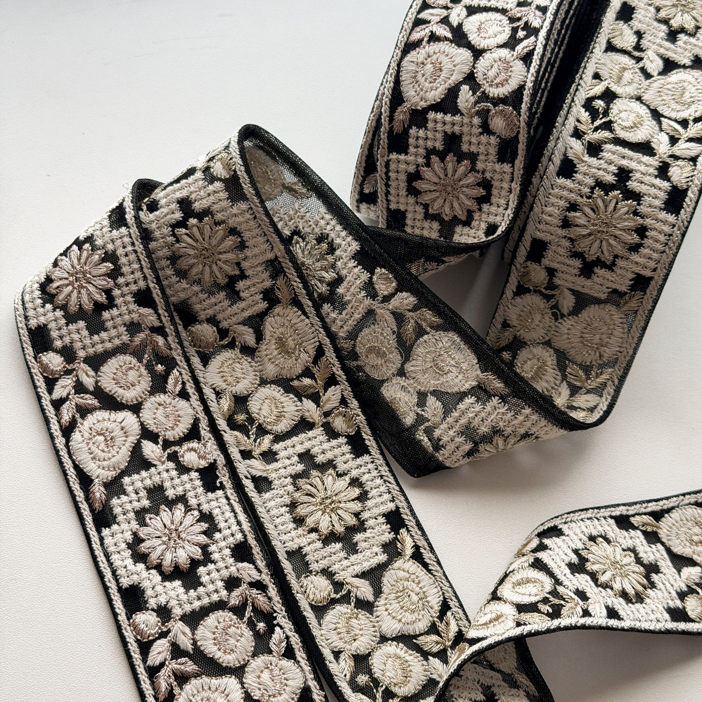 S336 インド刺繍リボン 4.8cm幅 チュール ローズ