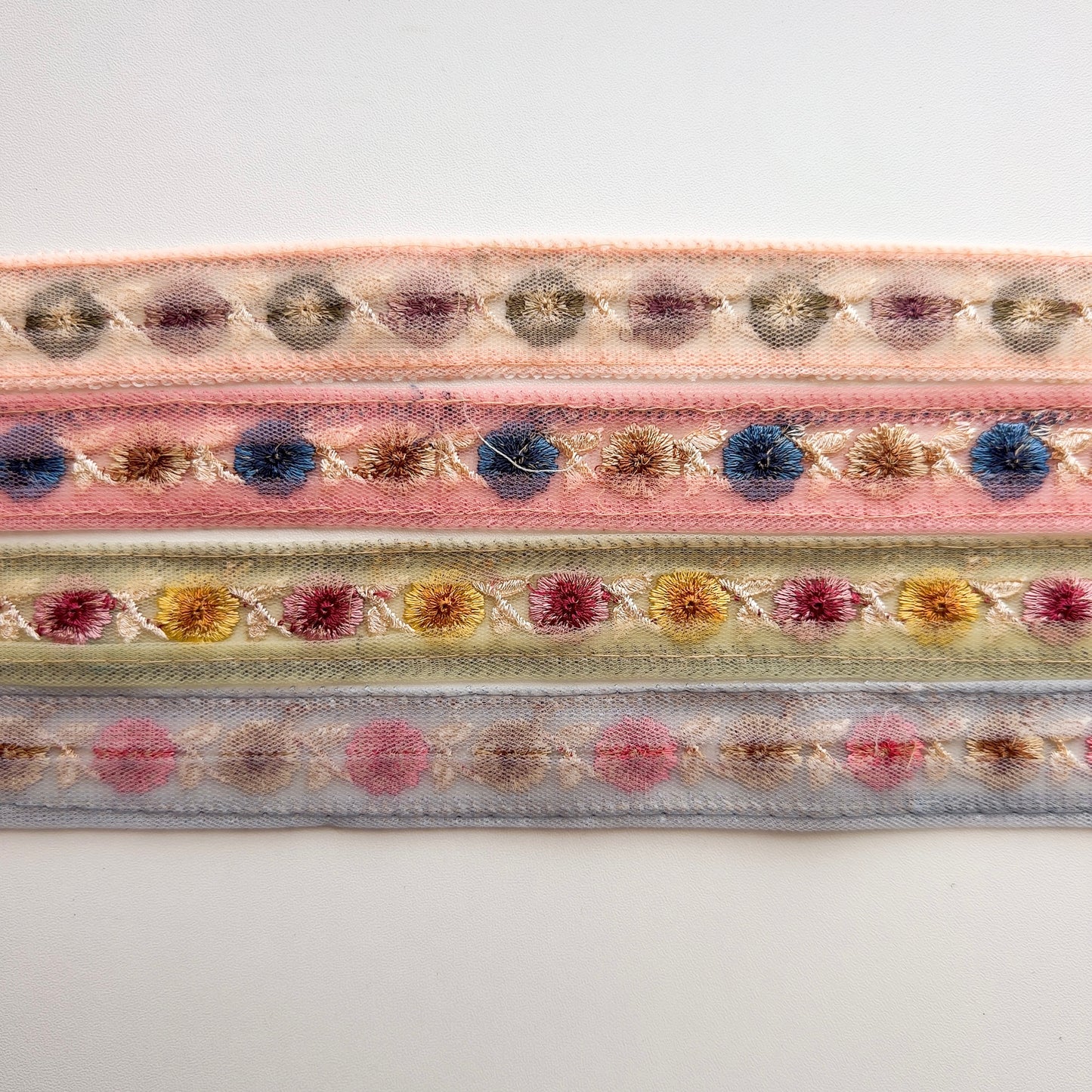 S288 インド刺繍リボン 2.5cm幅 チュール ポンポンフラワー