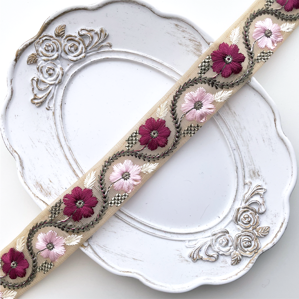 763 【 幅：2.5cm 】 インド刺繍リボン　グリーンベージュ　チュール　ピンク　チェリー