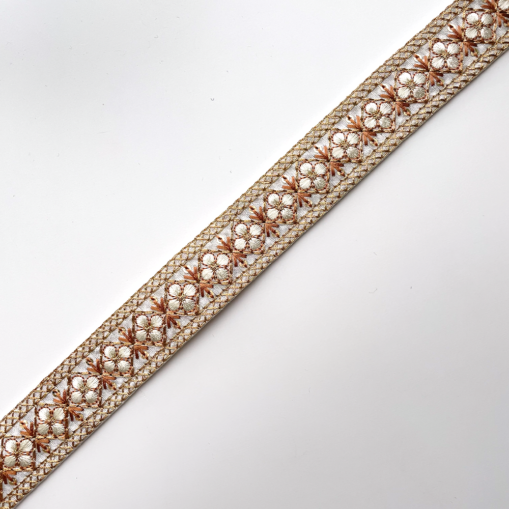 773 【 幅：2.5cm 】 インド刺繍リボン　ホワイト　布地　ブラウン　ゴールド