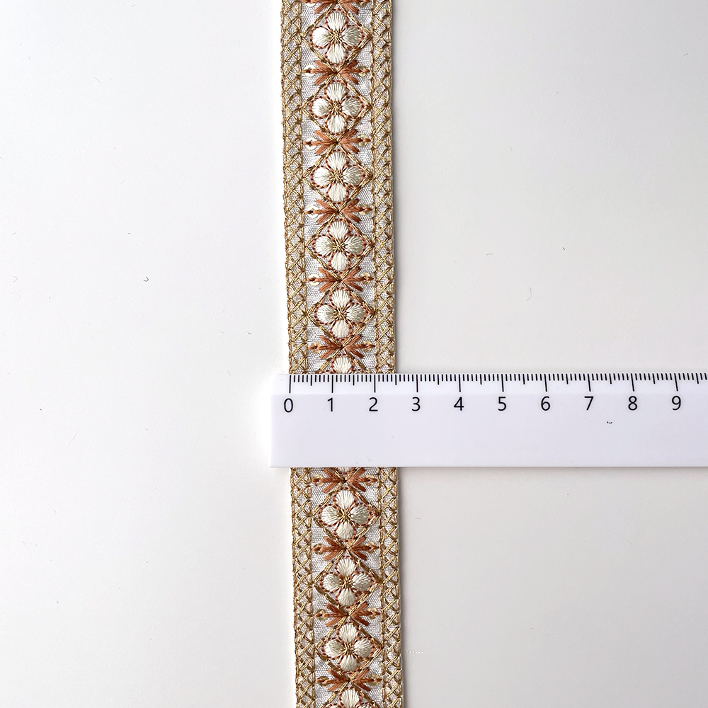 773 【 幅：2.5cm 】 インド刺繍リボン　ホワイト　布地　ブラウン　ゴールド