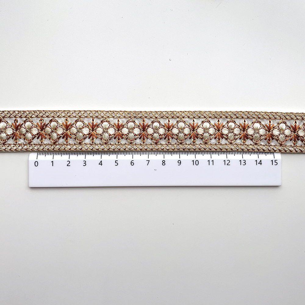 773 【 幅：2.5cm 】 インド刺繍リボン　ホワイト　布地　ブラウン　ゴールド