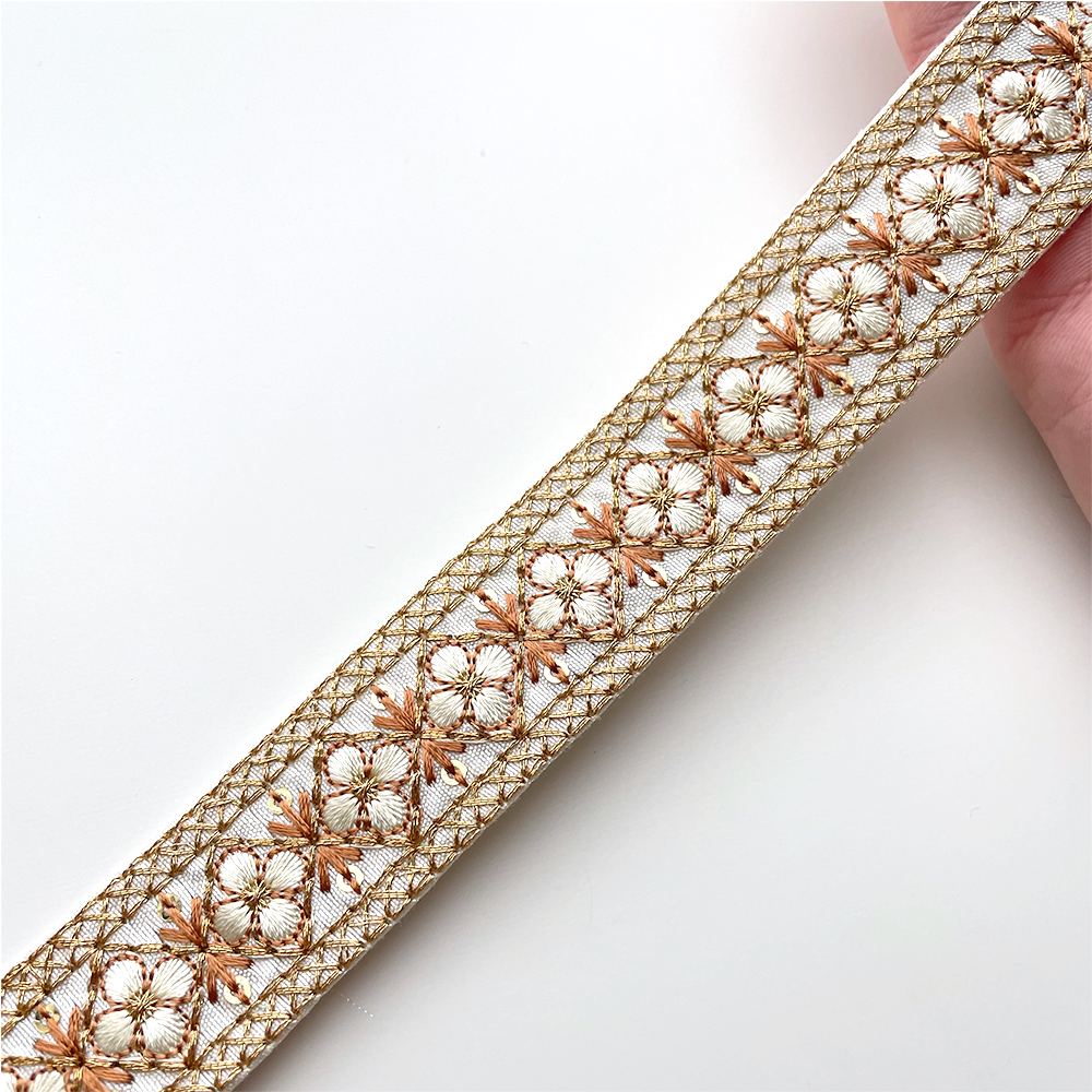 773 【 幅：2.5cm 】 インド刺繍リボン　ホワイト　布地　ブラウン　ゴールド
