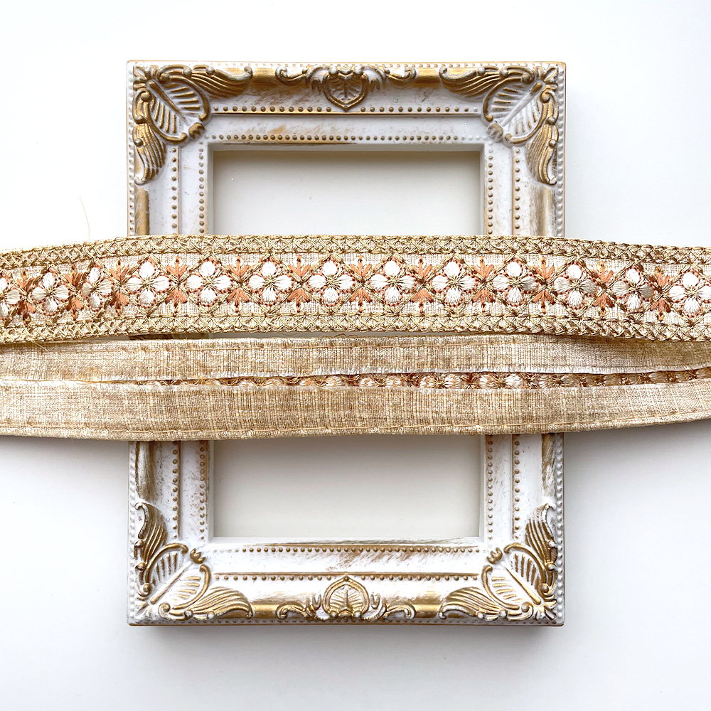 774 【 幅：2.5cm 】 インド刺繍リボン　生成り　布地　ブラウン　ゴールド