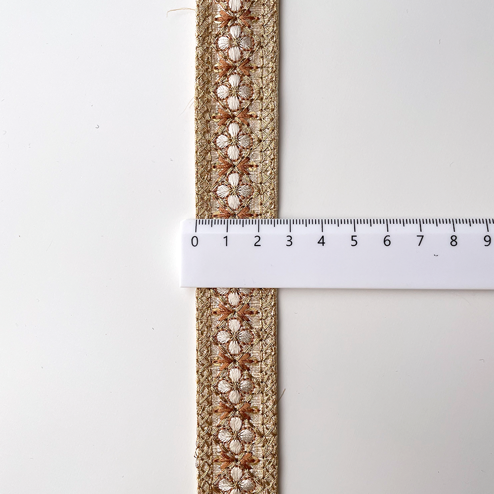 774 【 幅：2.5cm 】 インド刺繍リボン　生成り　布地　ブラウン　ゴールド