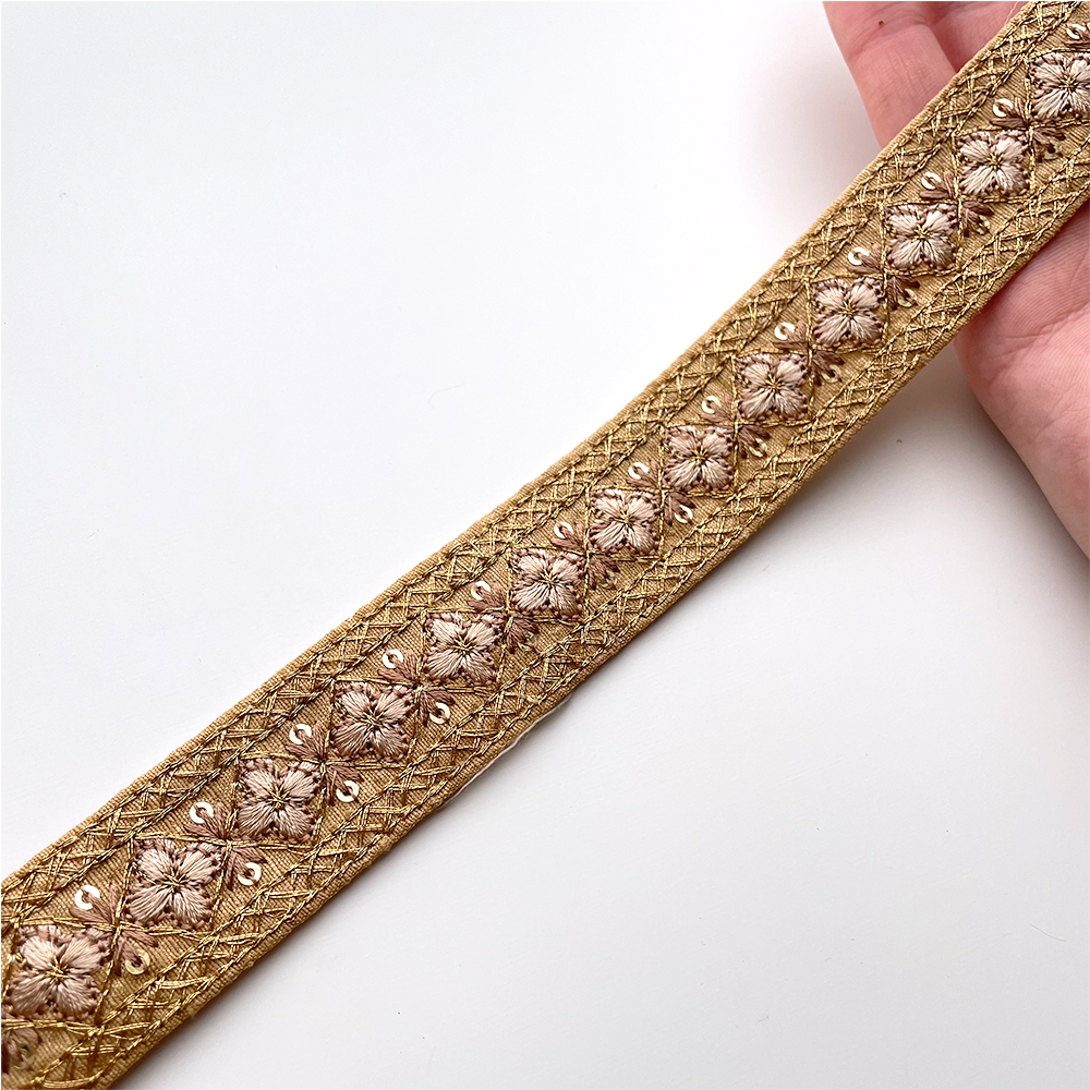 776 【 幅：2.5cm 】 インド刺繍リボン　ベージュ　布地　グレージュ　ゴールド