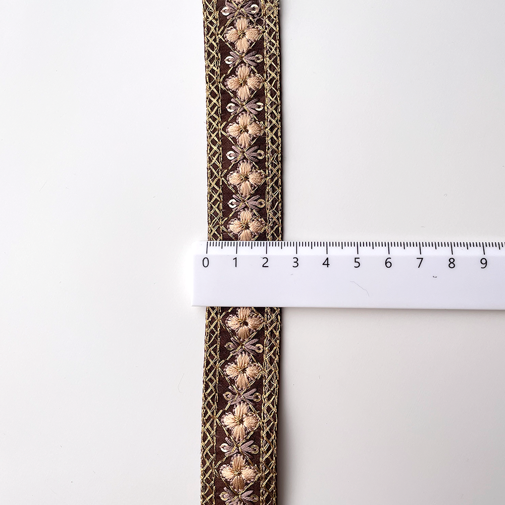 777 【 幅：2.5cm 】 インド刺繍リボン　チョコ　布地　ベージュ　ゴールド
