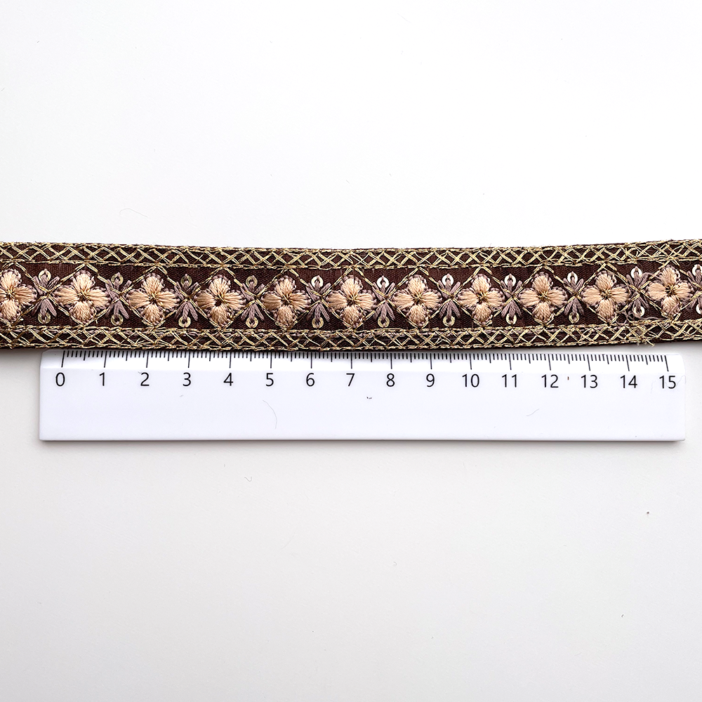 777 【 幅：2.5cm 】 インド刺繍リボン　チョコ　布地　ベージュ　ゴールド