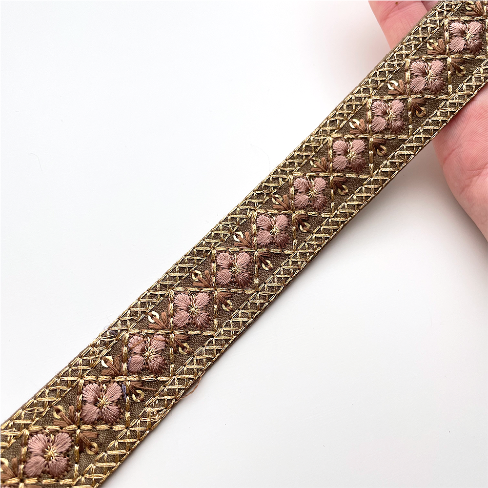 778 【 幅：2.5cm 】 インド刺繍リボン　ブラウン　布地　ゴールド