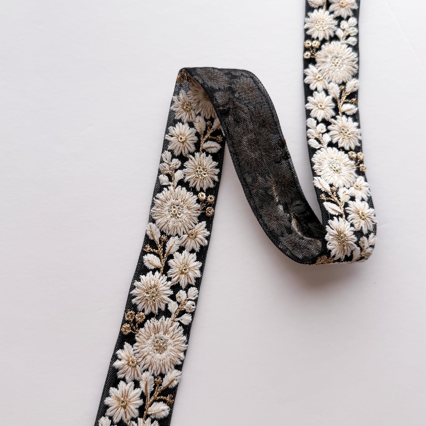 S320 インド刺繍リボン 3.5cm幅 チュール マーガレット