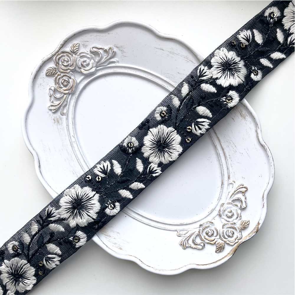 811 【 幅：3.5cm 】 インド刺繍リボン　ブラック　チュール　ホワイト