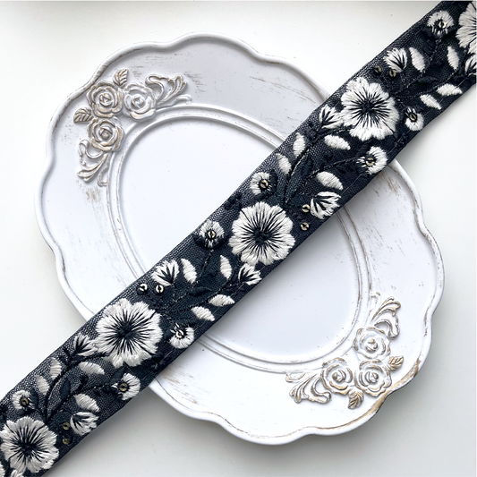 811 【 幅：3.5cm 】 インド刺繍リボン　ブラック　チュール　ホワイト