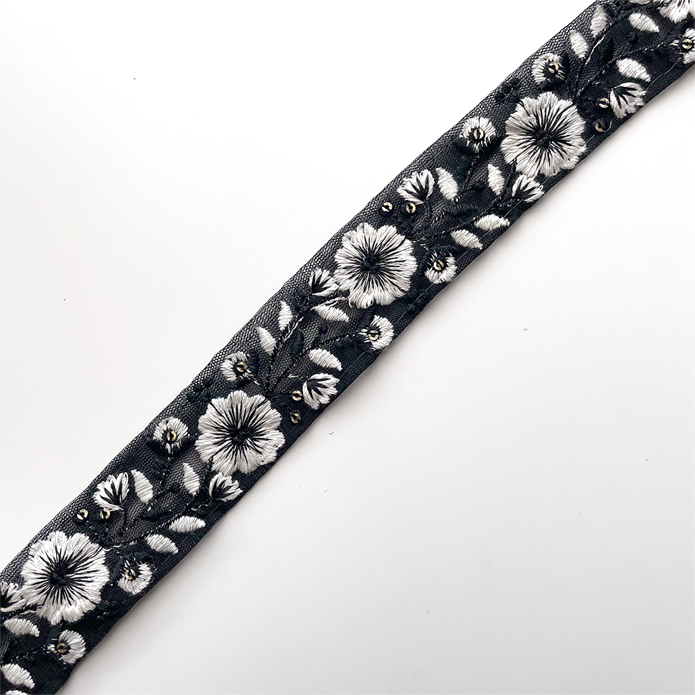 811 【 幅：3.5cm 】 インド刺繍リボン　ブラック　チュール　ホワイト