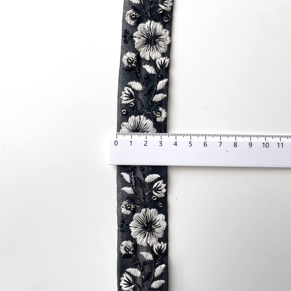 811 【 幅：3.5cm 】 インド刺繍リボン　ブラック　チュール　ホワイト