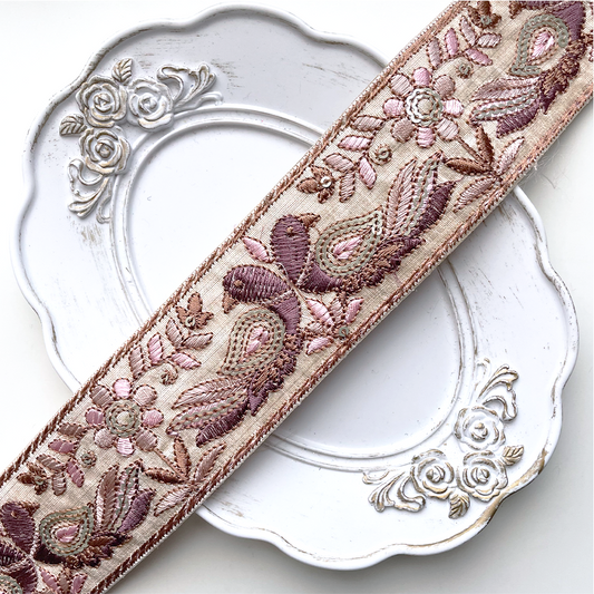 824 【 幅：4.5cm 】 インド刺繍リボン　ホワイト　布地　パープル