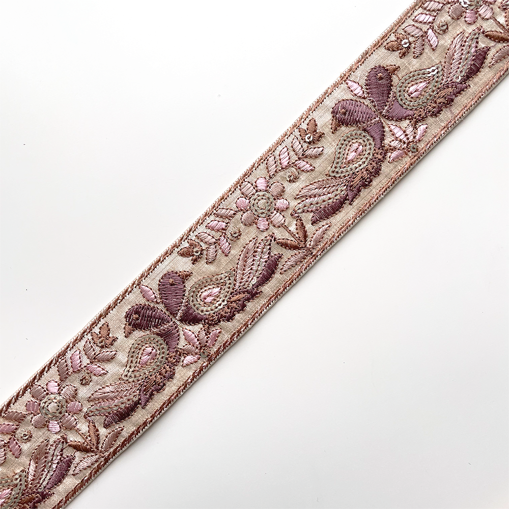 824 【 幅：4.5cm 】 インド刺繍リボン　ホワイト　布地　パープル