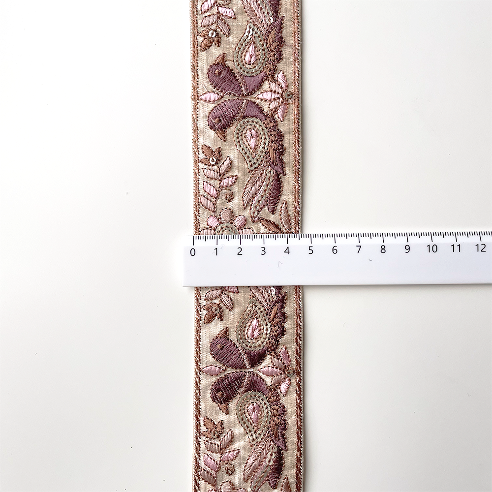 824 【 幅：4.5cm 】 インド刺繍リボン　ホワイト　布地　パープル