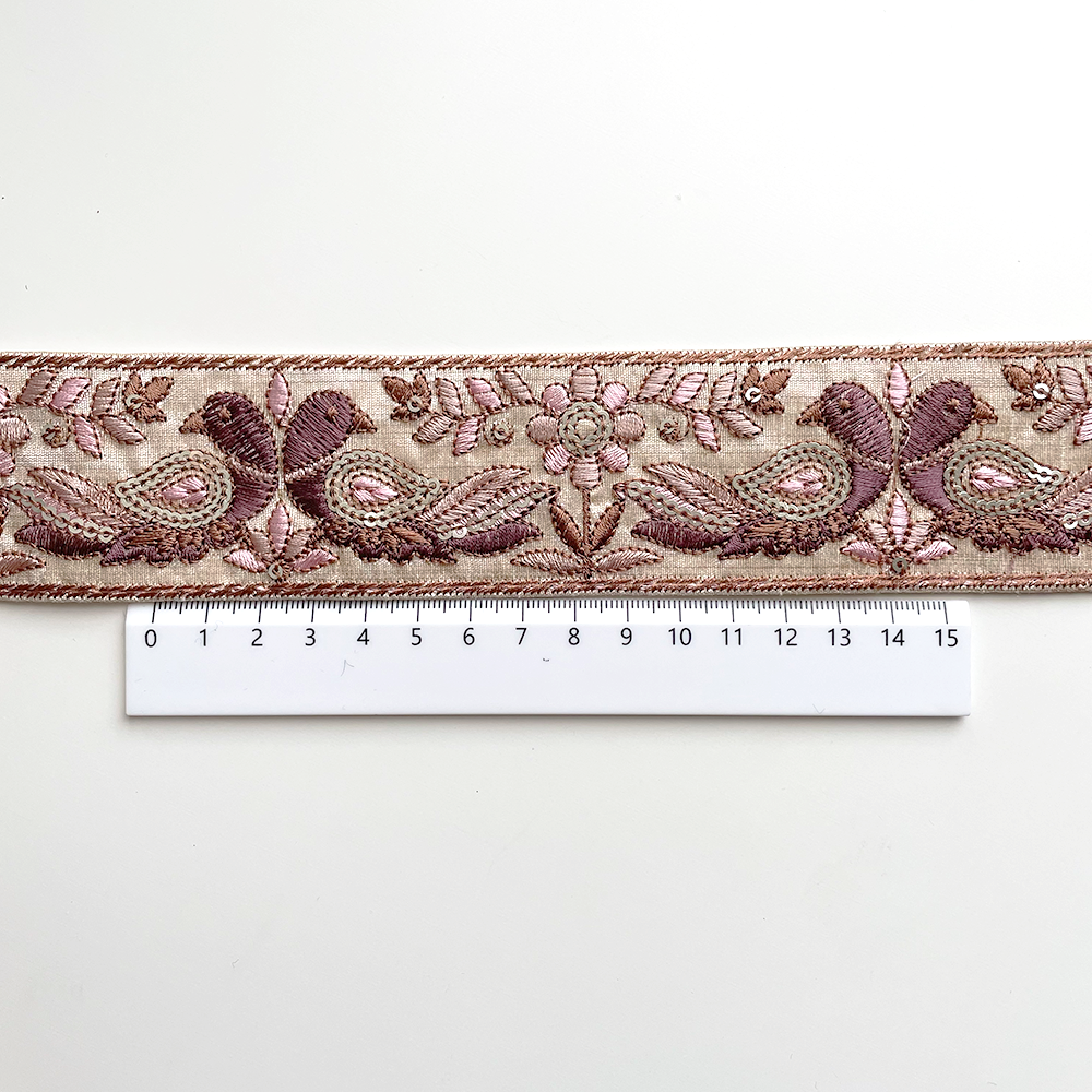 824 【 幅：4.5cm 】 インド刺繍リボン　ホワイト　布地　パープル