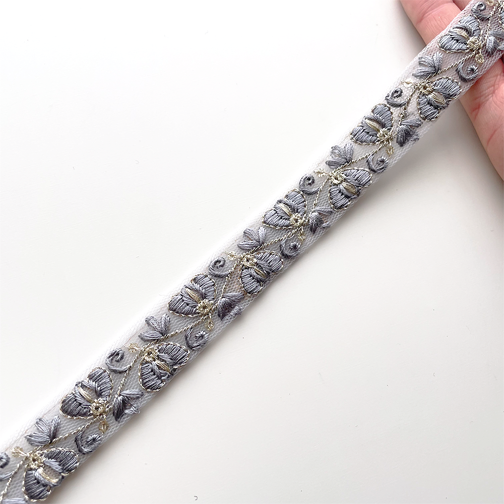 841 【 幅：2cm 】 インド刺繍リボン　ブルーグレー　チュール　ゴールド