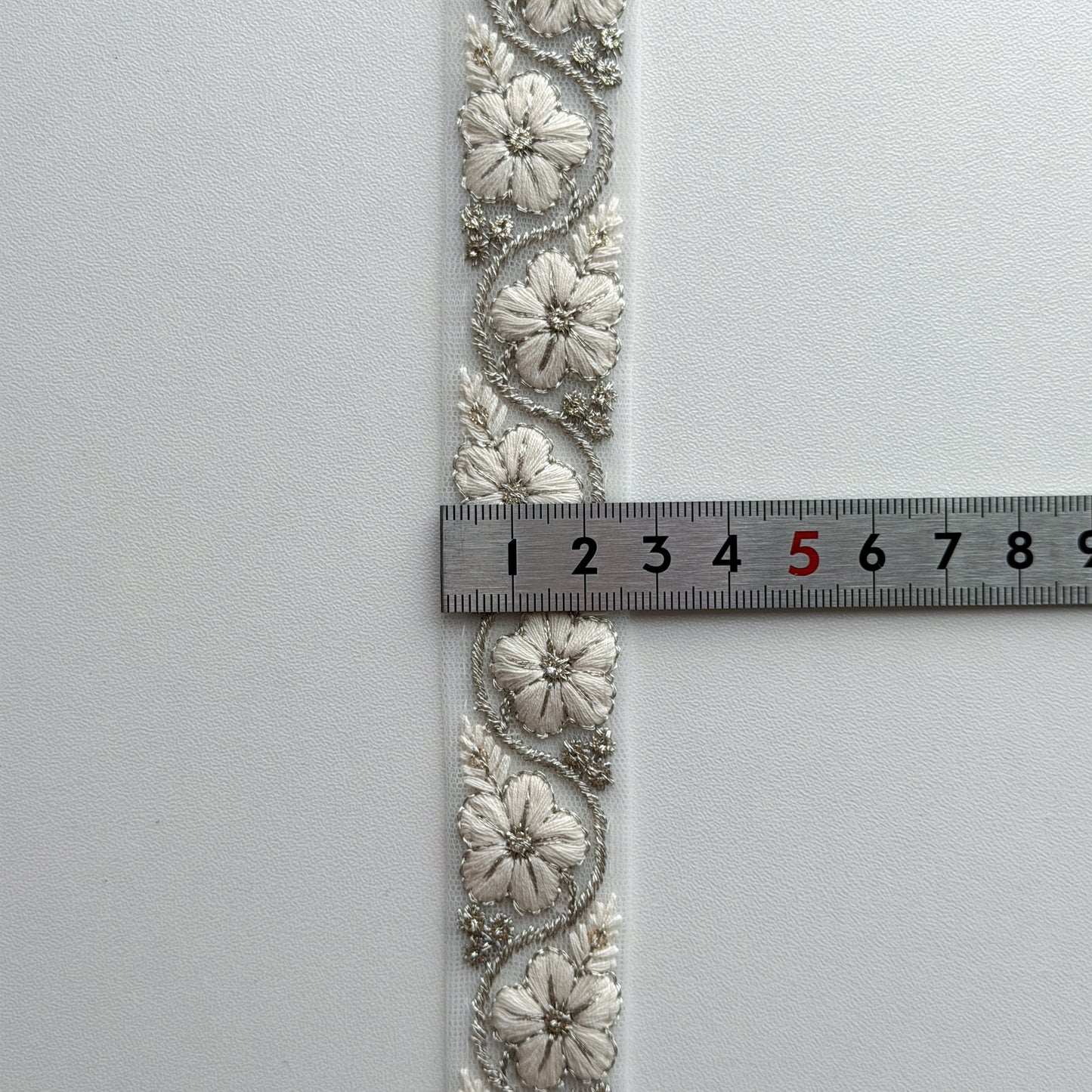 S391 インド刺繍リボン 2.5cm幅 チュール