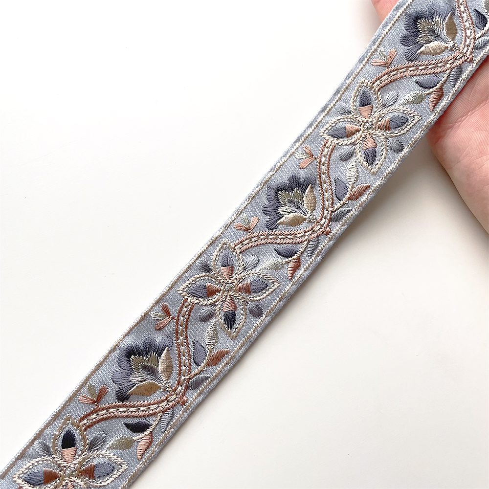 857 【 幅：3.5cm 】 インド刺繍リボン　スカイブルー　布地　ブルー　ブラウン