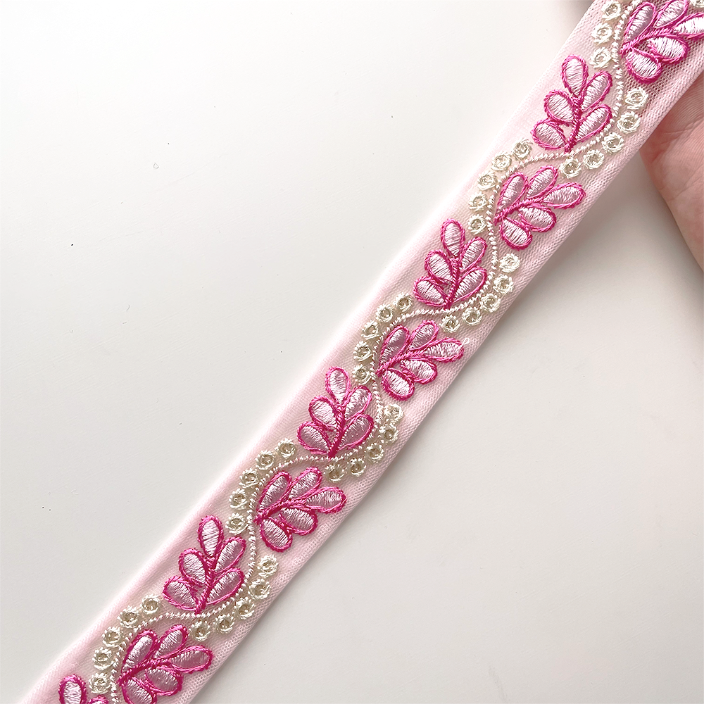 882 【 幅：2.5cm 】 インド刺繍リボン　ピンク　チュール　