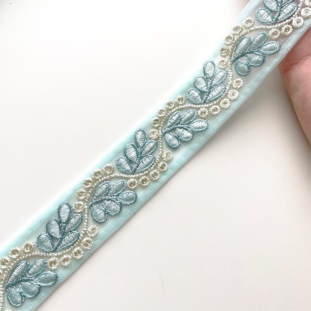885 【 幅：2.5cm 】 インド刺繍リボン　スノーブルー　チュール　
