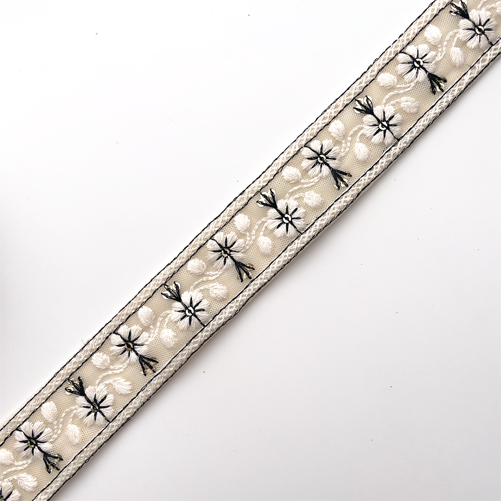 889 【 幅：3cm 】 インド刺繍リボン　クリーム　チュール　ブラック