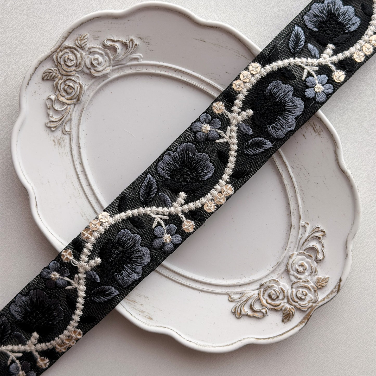 S379 インド刺繍リボン 3.5cm幅 チュール アンティークローズ